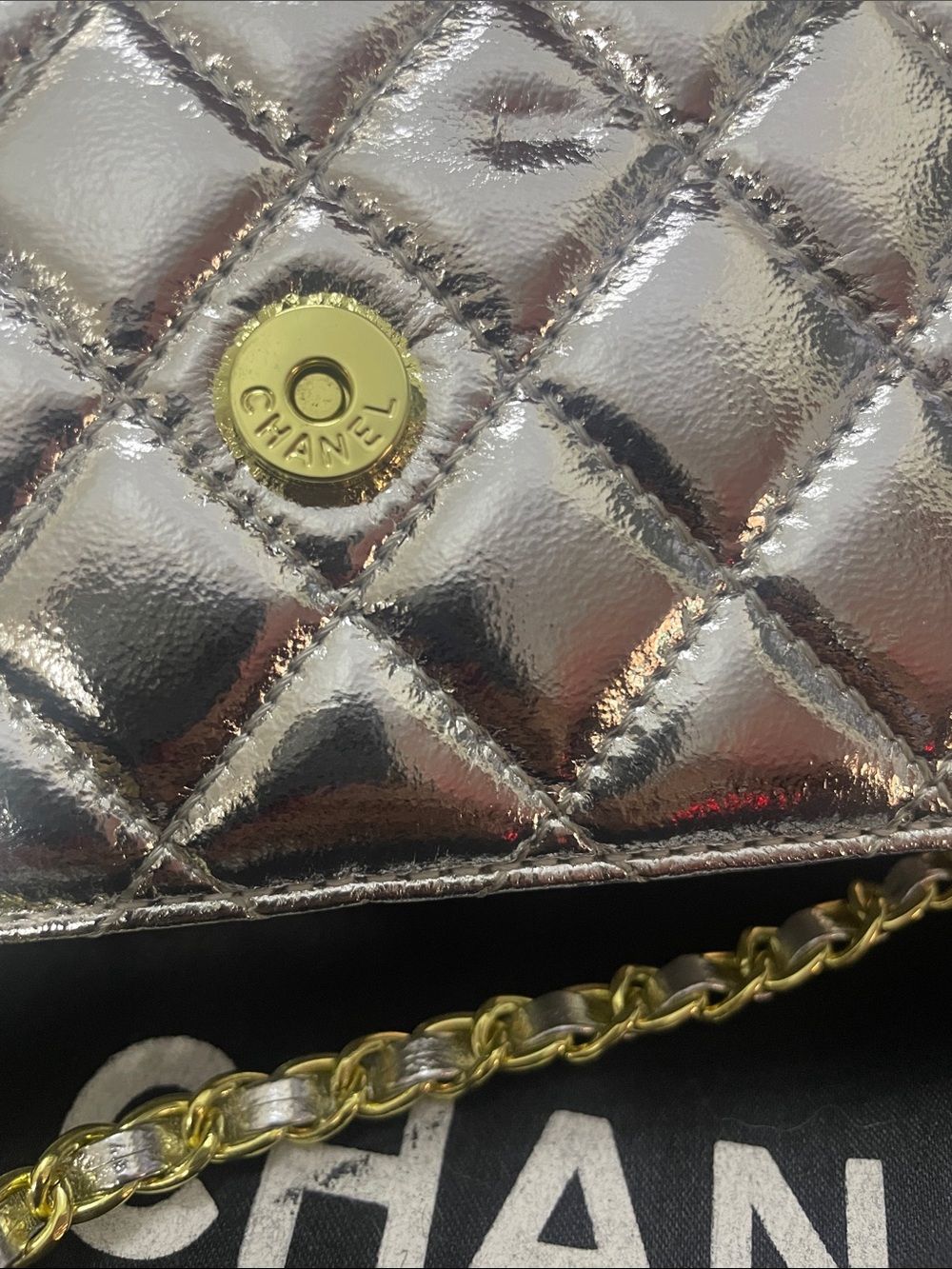 😍🔥 Chanel Metallic Silver & Gold OR red Quilted Crossbody Bag. Vegan leather - Picture 8 of 14